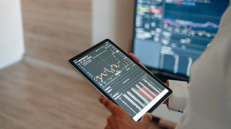 Team di analisti di dati che lavorano su dashboard strategiche in un ufficio moderno.